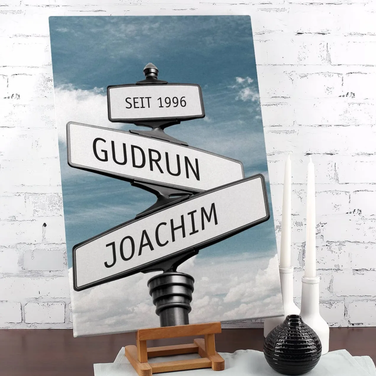 Leinwand zur Hochzeit mit Straßenschildern und Namen
