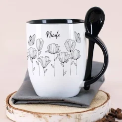Löffeltasse mit Blumenmotiv und Namensaufdruck