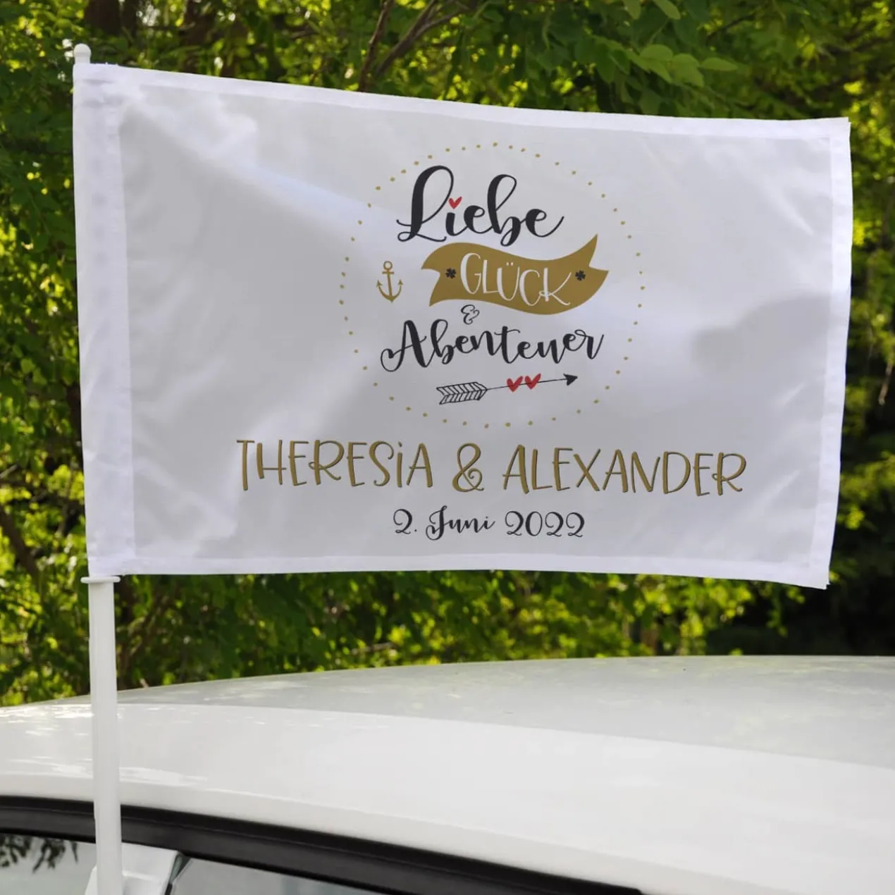 Liebe, Glück & Abenteuer - bedruckte Autofahne zur Hochzeit