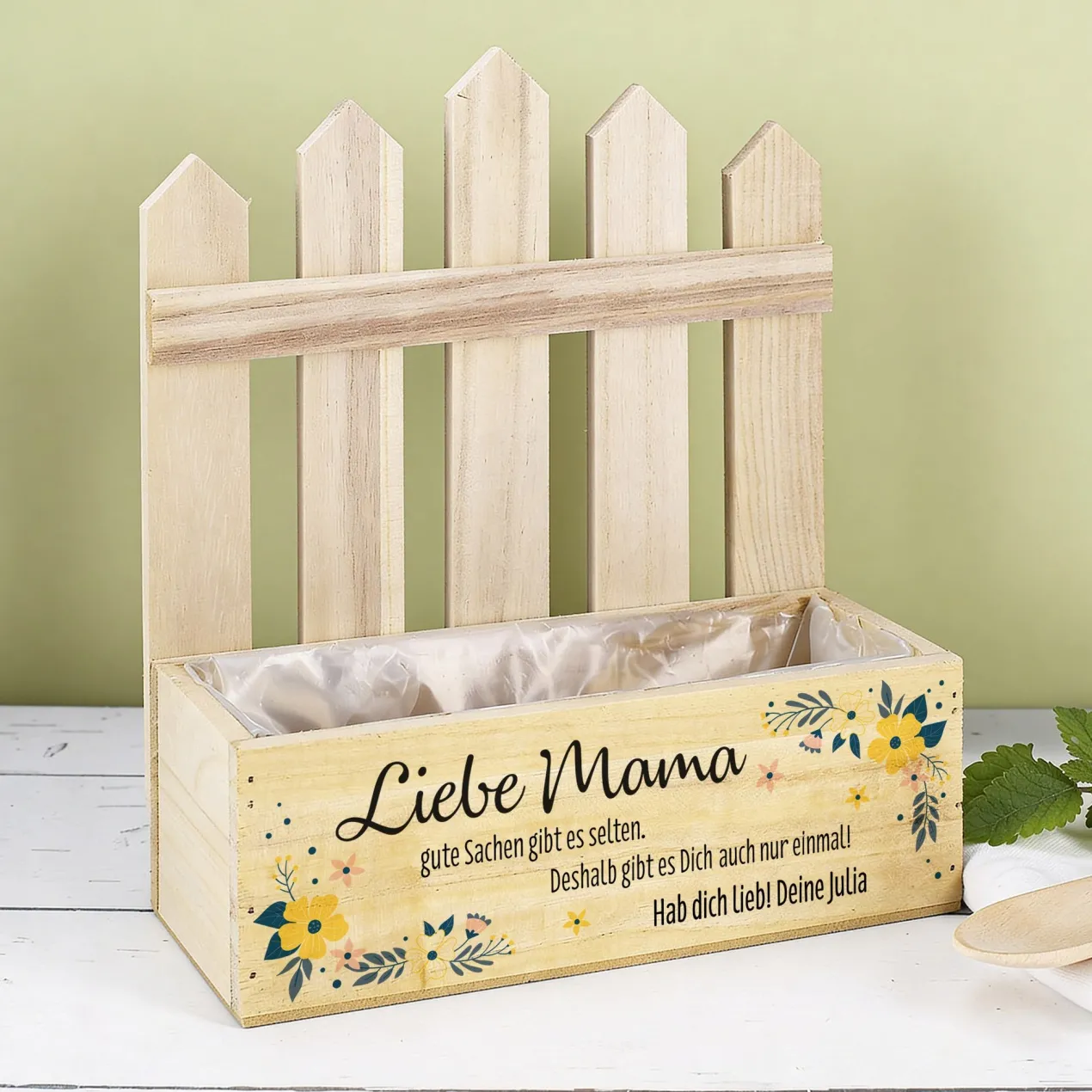 Liebe Mama - Pflanzkiste zum Muttertag mit Zaundetail und Wunschtext