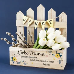 Liebe Mama - Pflanzkiste zum Muttertag mit Zaundetail und Wunschtext