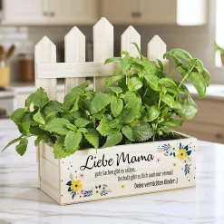 Liebe Mama - Pflanzkiste zum Muttertag mit Zaundetail und Wunschtext