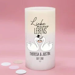 Liebe meines Lebens - LED Kerze mit Schwanenpaar, Namen und Datum