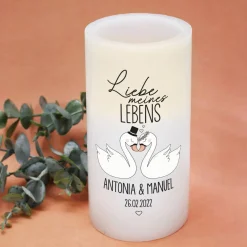 Liebe meines Lebens - LED Kerze mit Schwanenpaar, Namen und Datum