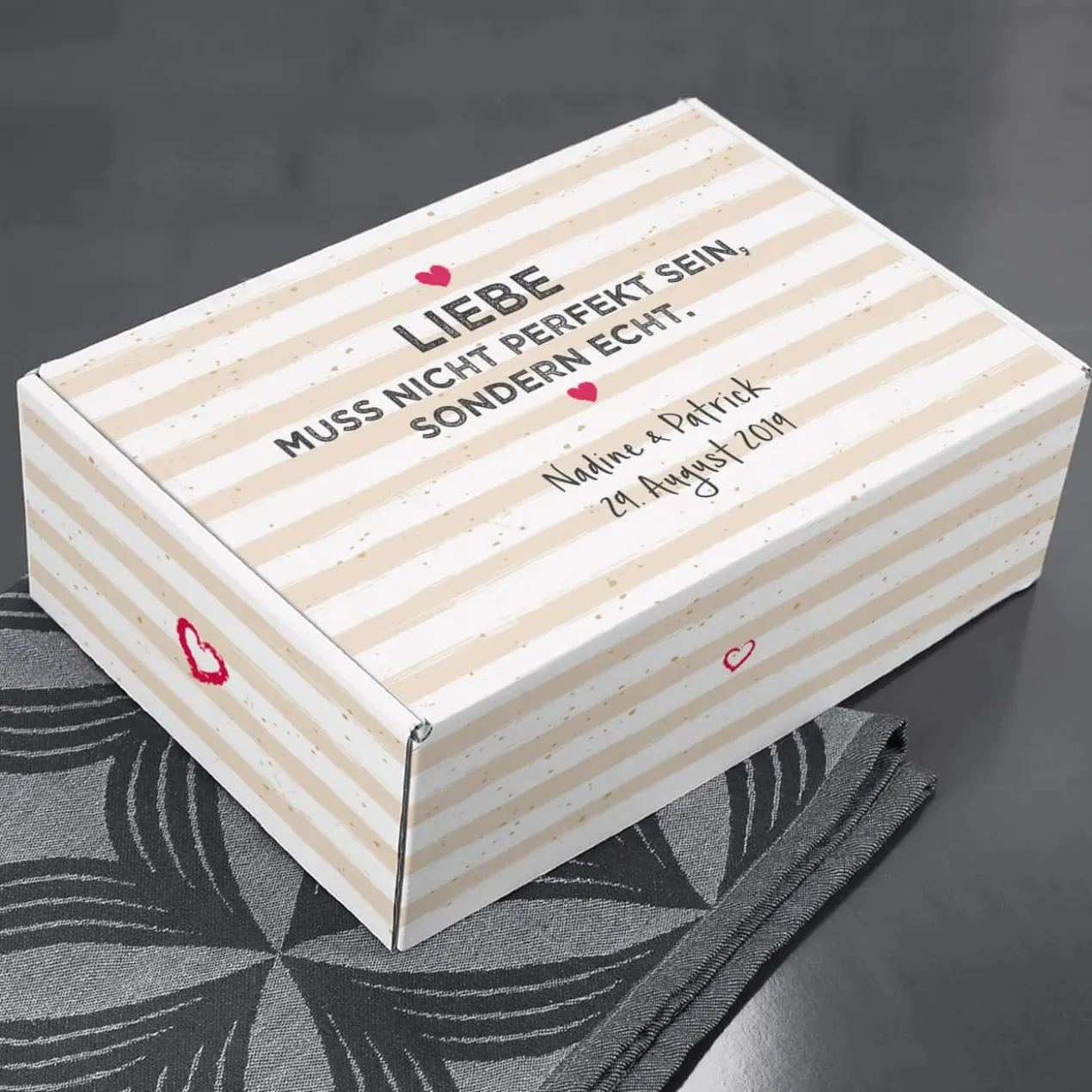 Liebe muss echt sein - Geschenkkarton in drei Größen mit Ihrem Wunschtext