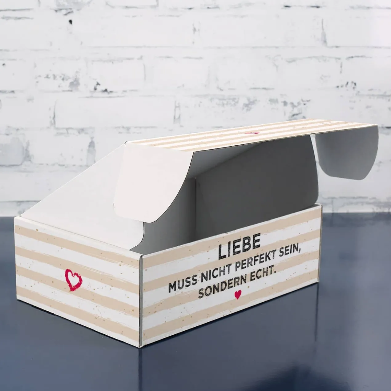 Liebe muss echt sein - Geschenkkarton in drei Größen mit Ihrem Wunschtext