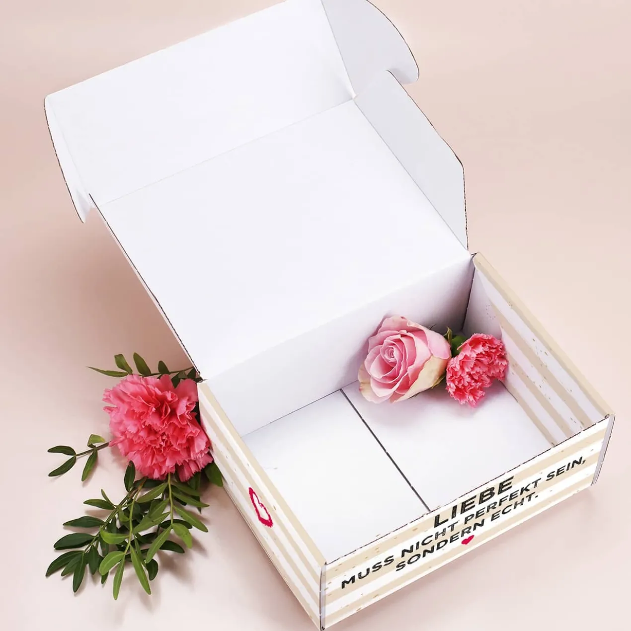 Liebe muss echt sein - Geschenkkarton in drei Größen mit Ihrem Wunschtext