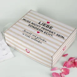 Liebe muss echt sein - Geschenkkarton in drei Größen mit Ihrem Wunschtext
