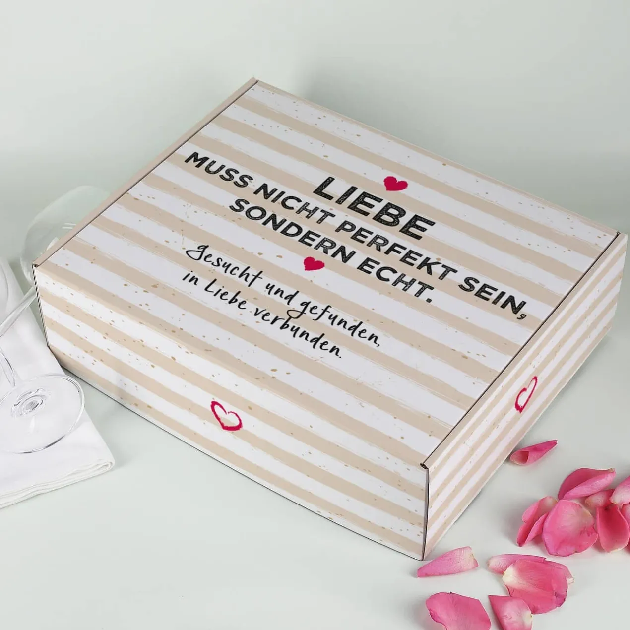 Liebe muss echt sein - Geschenkkarton in drei Größen mit Ihrem Wunschtext