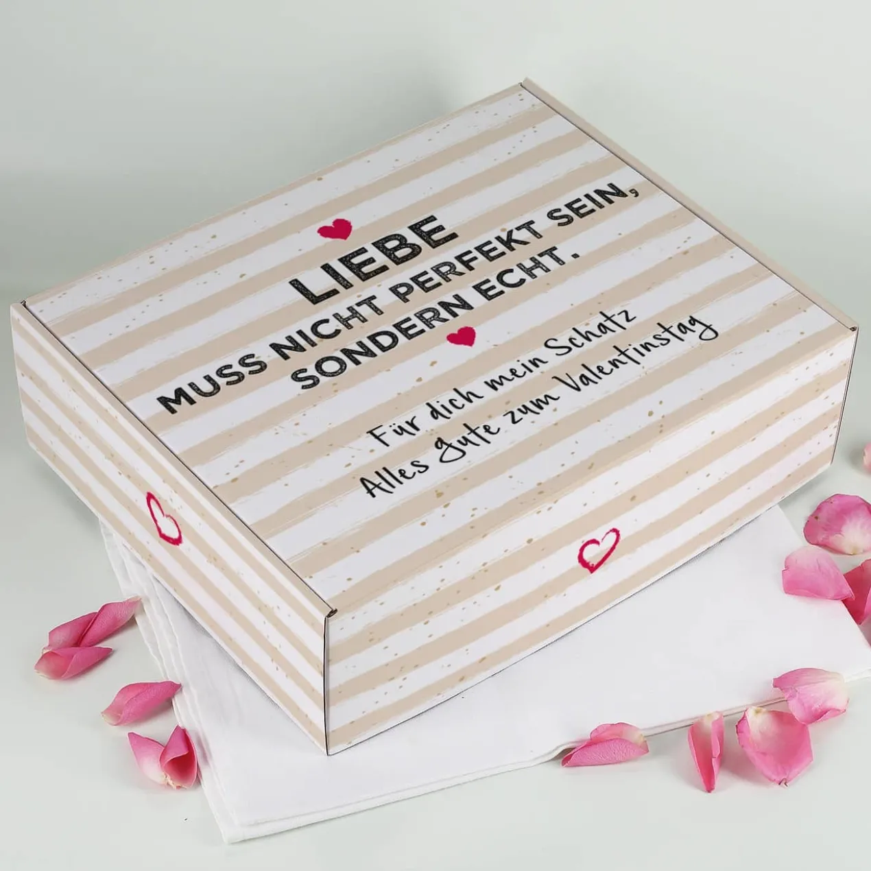 Liebe muss echt sein - Geschenkkarton in drei Größen mit Ihrem Wunschtext