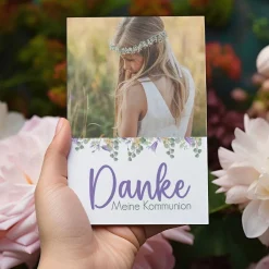 Lila Dankeskarte mit Blumenmotiv und Foto zur Taufe, Kommunion oder Konfirmation