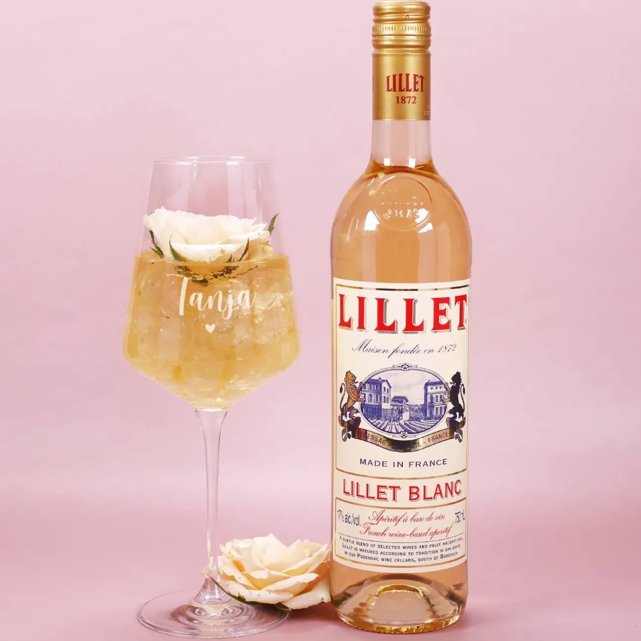 Lillet Geschenkset mit graviertem Weinglas und eleganten Vintage Blumenmotiv