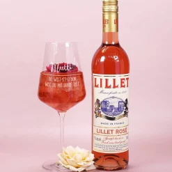 Lillet Geschenkset zum Muttertag mit bunten Frühlingsblumen und gravierten Weinglas