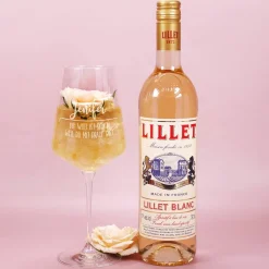 Lillet Geschenkset zum Muttertag mit bunten Frühlingsblumen und gravierten Weinglas
