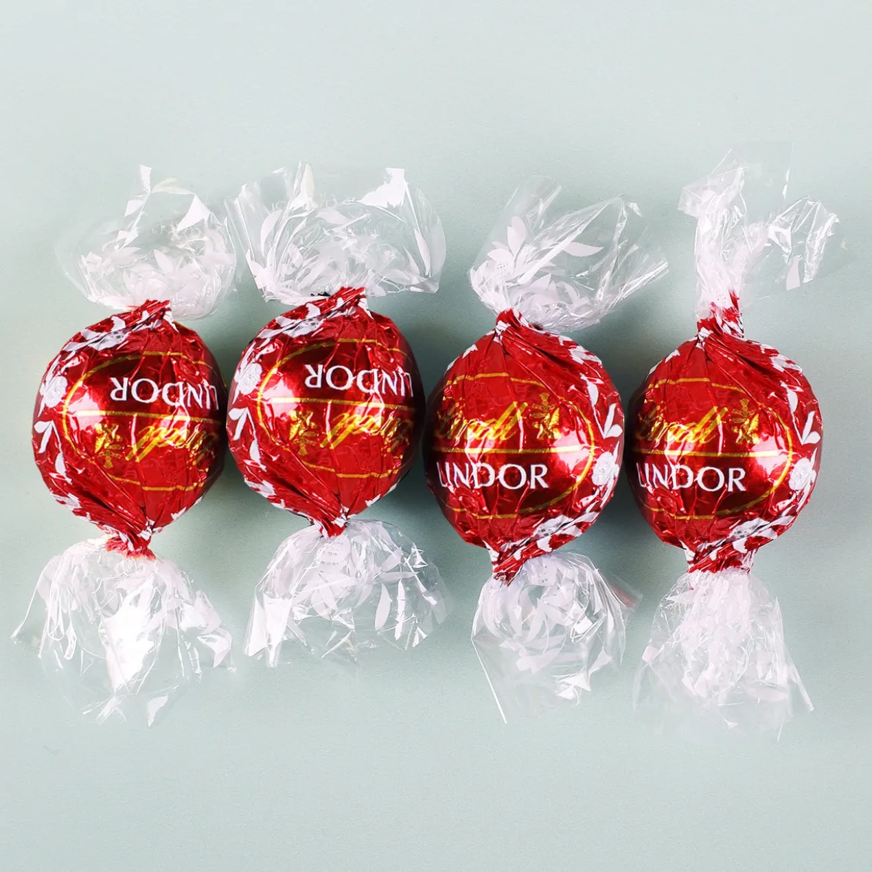 4 Lindorkugeln in weihnachtlicher Verpackung