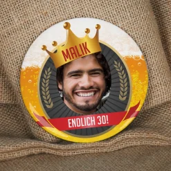 Lustiger XXL Bier-Button mit Ihrem Wunschfoto und eigenen Texten bedruckt