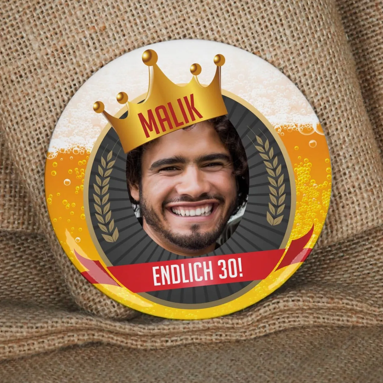 Lustiger XXL Bier-Button mit Ihrem Wunschfoto und eigenen Texten bedruckt