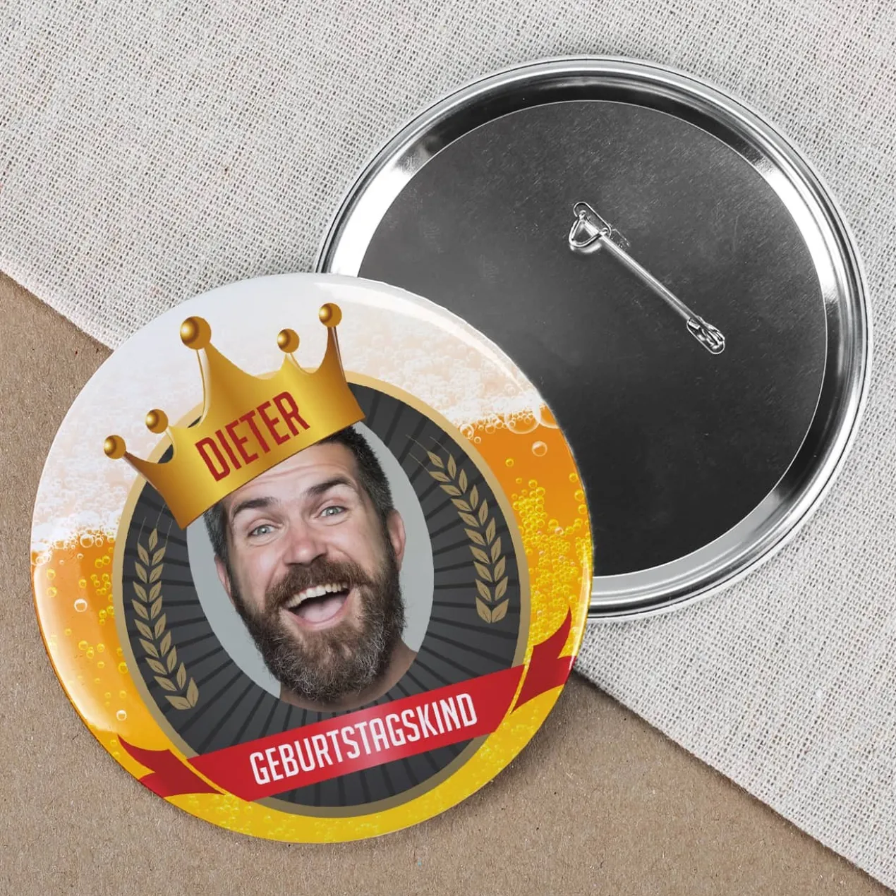 Lustiger XXL Bier-Button mit Ihrem Wunschfoto und eigenen Texten bedruckt