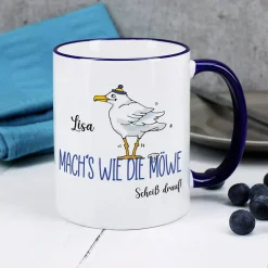 Mach's wie die Möwe... - Tasse mit Name und dunkelblauem Henkel