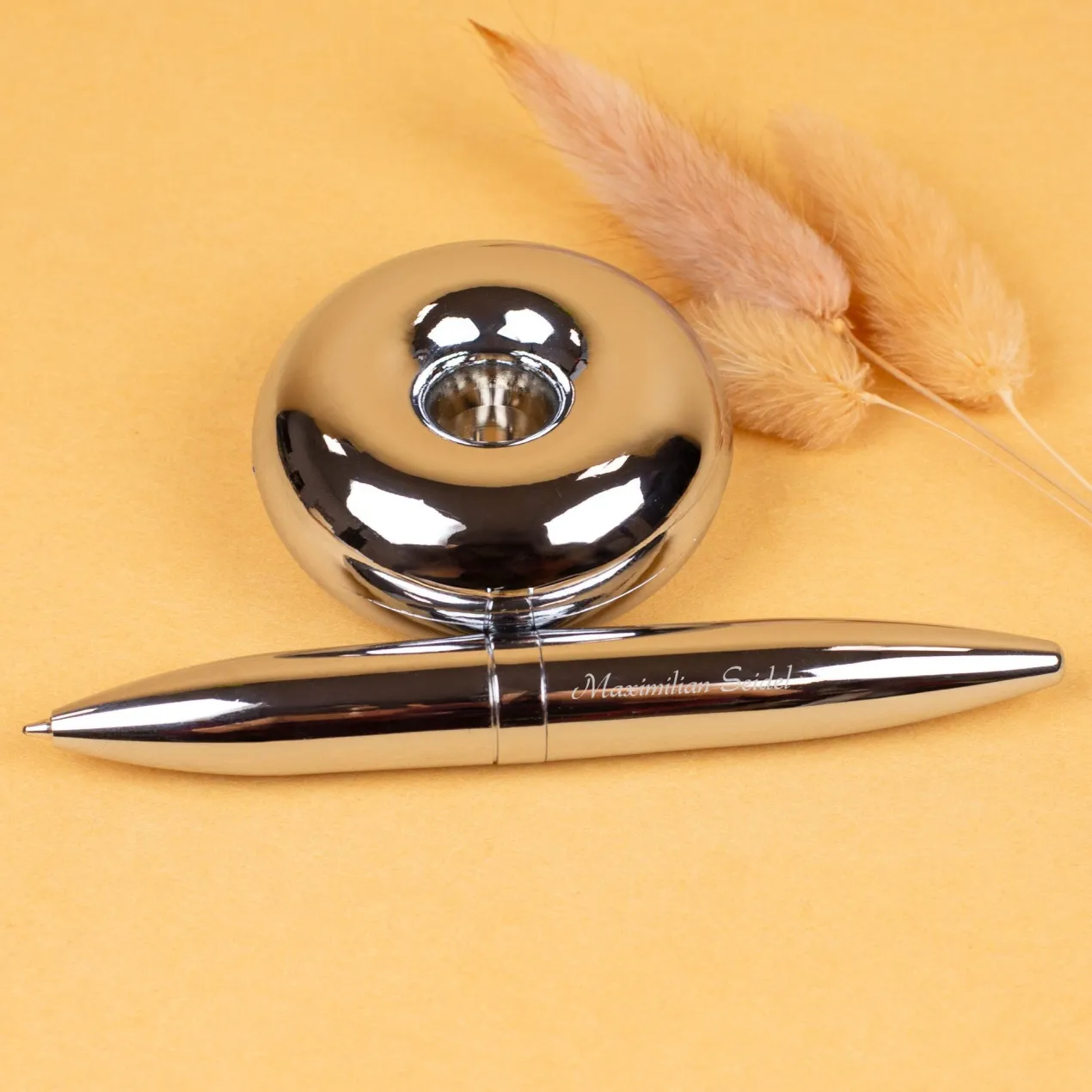 Magischer Kugelschreiber mit Gravur und Magnethalter