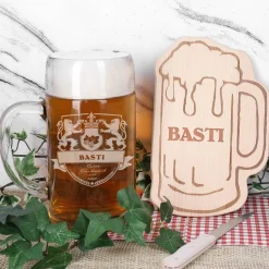 Maßkrug 1L und Holzbrettchen mit persönlicher Gravur