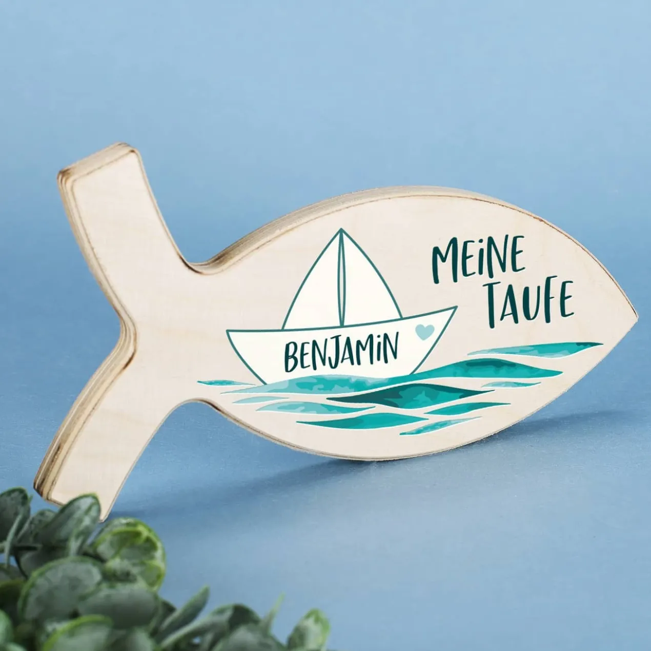 Maritimer Holzfisch zur Taufe mit Segelschiffchen und Ihrem Wunschnamen