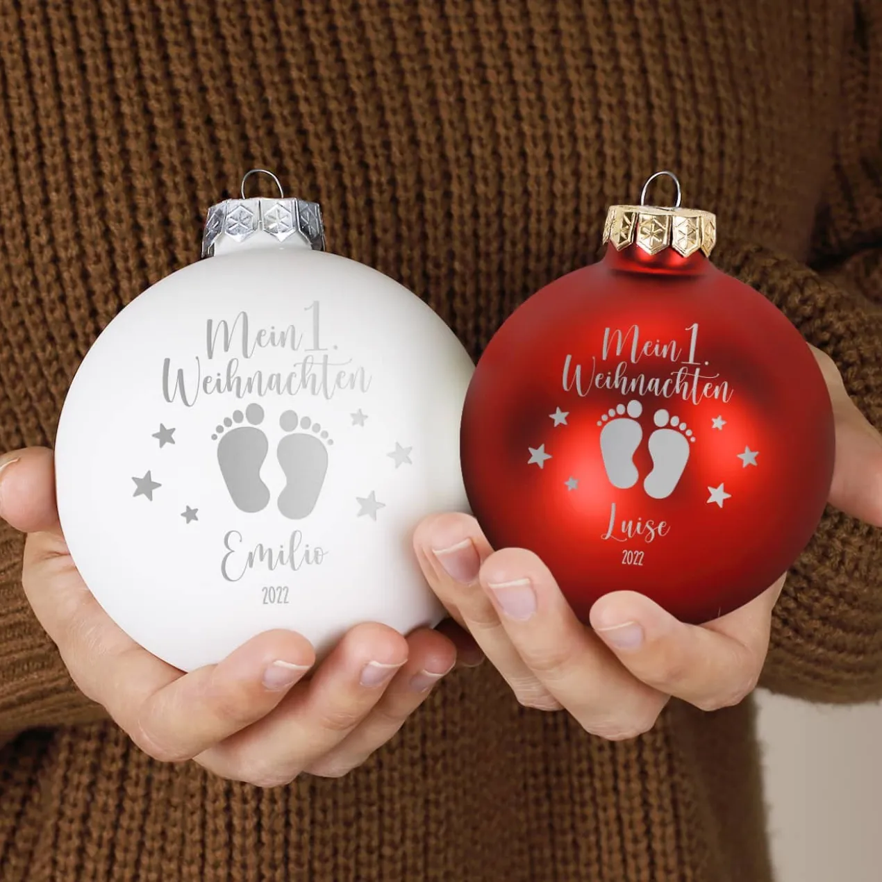 Mein 1. Weihnachten - Weihnachtskugel mit Babyfüßchen und Sternchen graviert