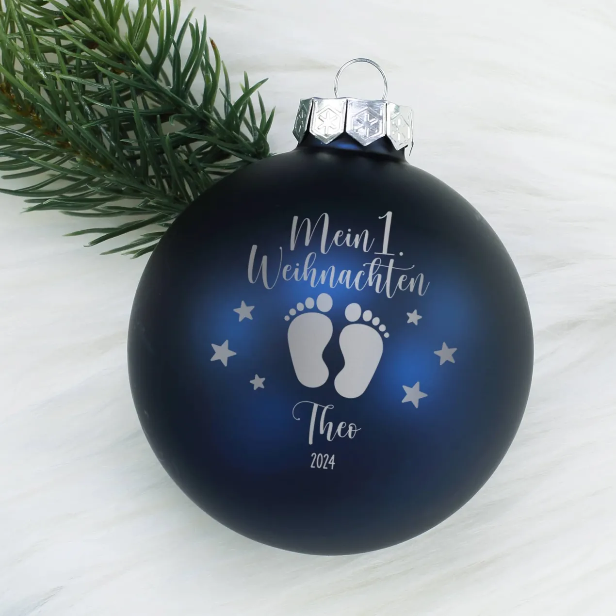 Mein 1. Weihnachten - Weihnachtskugel mit Babyfüßchen und Sternchen graviert