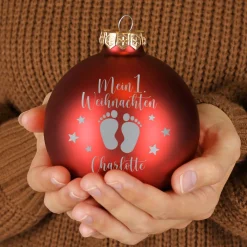 Mein 1. Weihnachten - Weihnachtskugel mit Babyfüßchen und Sternchen graviert
