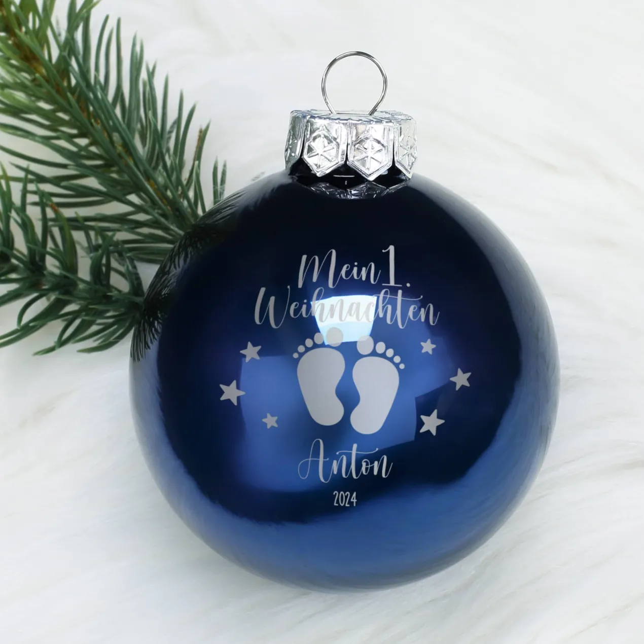 Mein 1. Weihnachten - Weihnachtskugel mit Babyfüßchen und Sternchen graviert