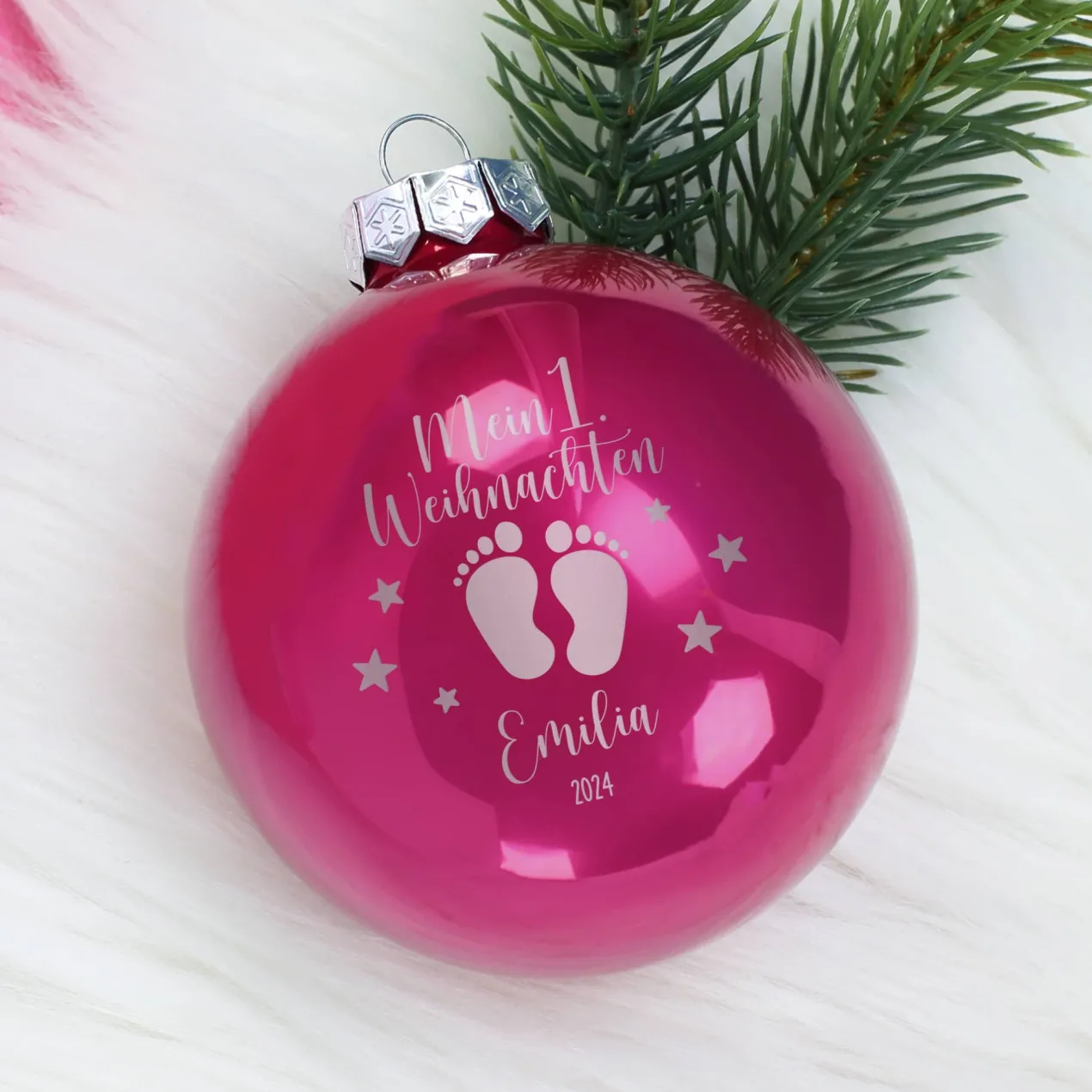 Mein 1. Weihnachten - Weihnachtskugel mit Babyfüßchen und Sternchen graviert