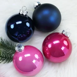 Mein 1. Weihnachten - Weihnachtskugel mit Babyfüßchen und Sternchen graviert