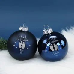 Mein 1. Weihnachten - Weihnachtskugel mit Babyfüßchen und Sternchen graviert