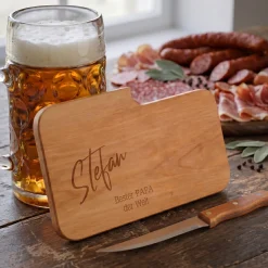Messerbrett aus Holz mit moderner Wunschgravur