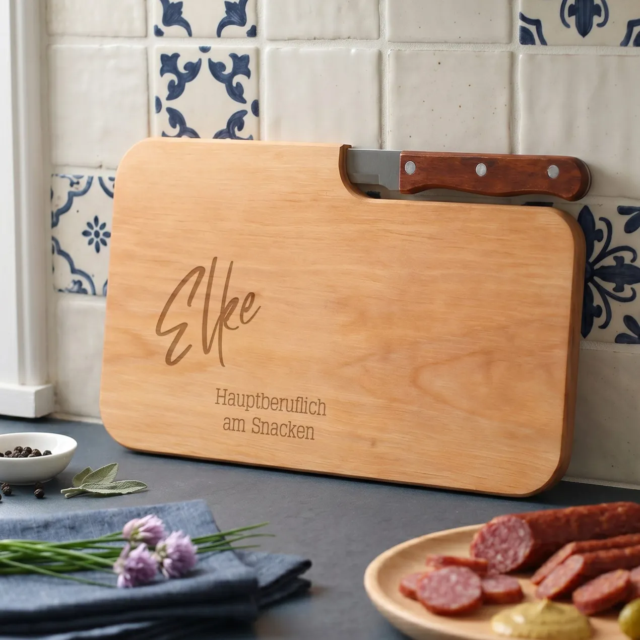 Messerbrett aus Holz mit moderner Wunschgravur