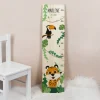 Messlatte mit Tigermotiv, Tucan und den Daten des Kindes bedruckt