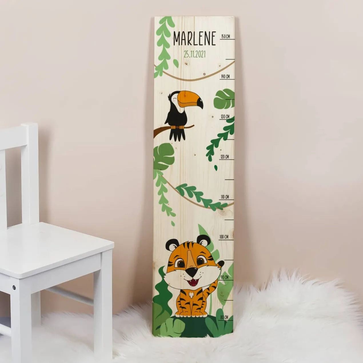 Messlatte mit Tigermotiv, Tucan und den Daten des Kindes bedruckt