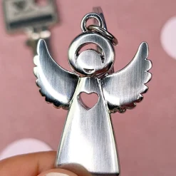 Metall-Schlüsselanhänger Schutzengel mit Herz und ausgebreiteten Flügeln