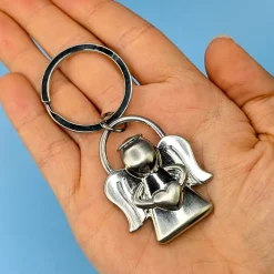 Metall-Schlüsselanhänger Schutzengel mit Herzsymbol in den Händen & geschwungenen Flügeln