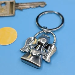 Metall-Schlüsselanhänger Schutzengel mit Herzsymbol in den Händen & geschwungenen Flügeln
