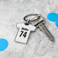 Metall-Schlüsselanhänger zum Geburtstag in T-Shirt-Form personalisiert mit Name, Zahl & Farben