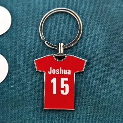 Metall-Schlüsselanhänger zum Geburtstag in T-Shirt-Form personalisiert mit Name, Zahl & Farben