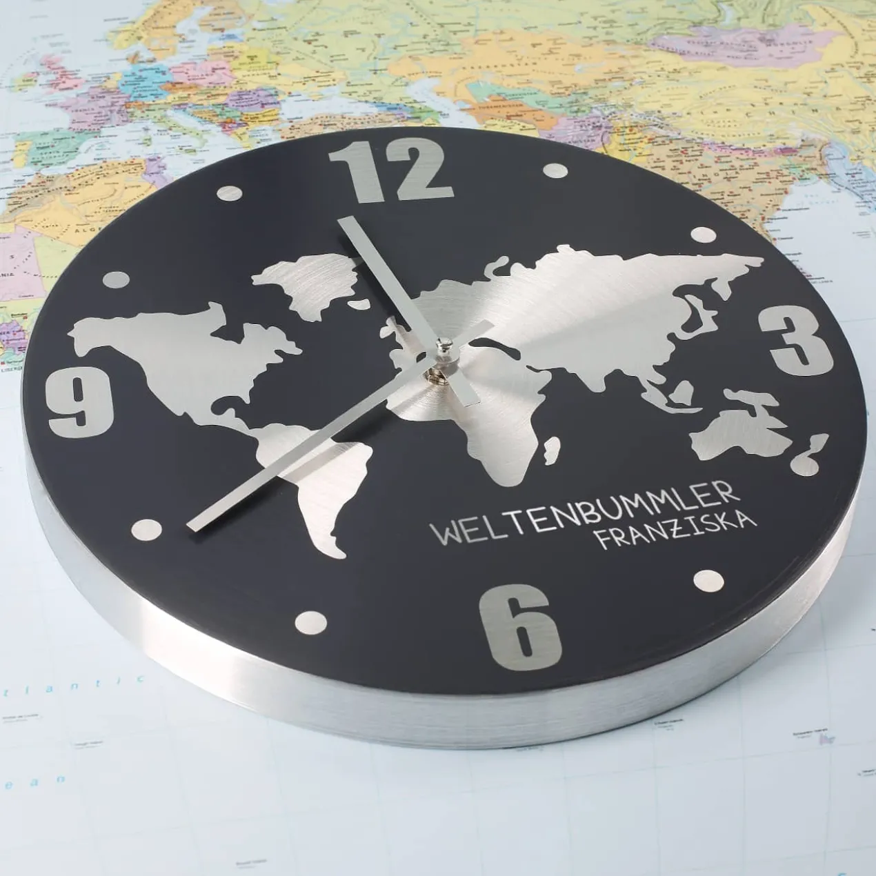 Metalluhr "Weltenbummler" mit Ihrem Namen