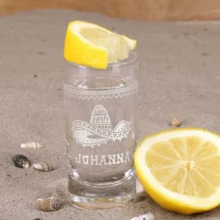 Mexikanischer Sombrero mit Ornamenten und Wunschname graviert auf Schnapsglas