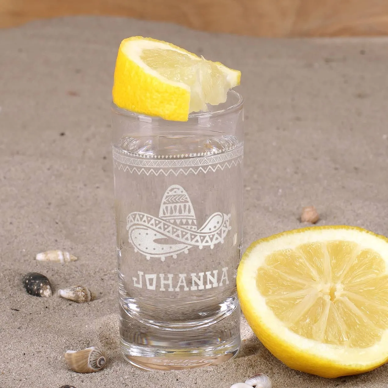 Mexikanischer Sombrero mit Ornamenten und Wunschname graviert auf Schnapsglas