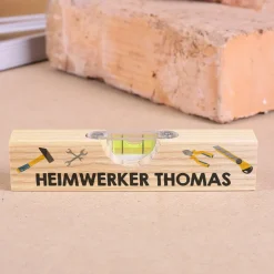 Mini Wasserwaage aus Holz mit Werkzeugmotiven und Ihrem Wunschtext bedruckt