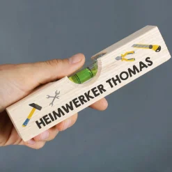 Mini Wasserwaage aus Holz mit Werkzeugmotiven und Ihrem Wunschtext bedruckt
