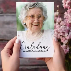 Moderne Geburtstagseinladung mit Foto und Wunschtext