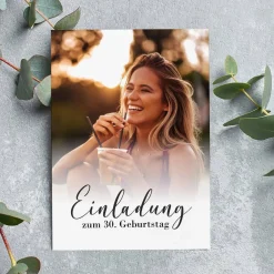 Moderne Geburtstagseinladung mit Foto und Wunschtext