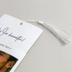 Moderne Hochzeitseinladung - Ziehkarte mit Foto & weißer Quaste